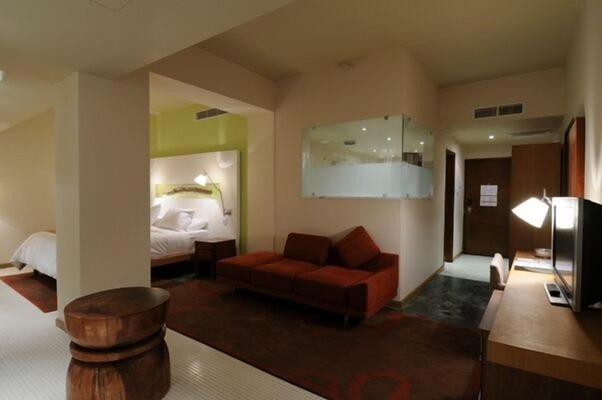 E-hotel Larnaca & Perivolia