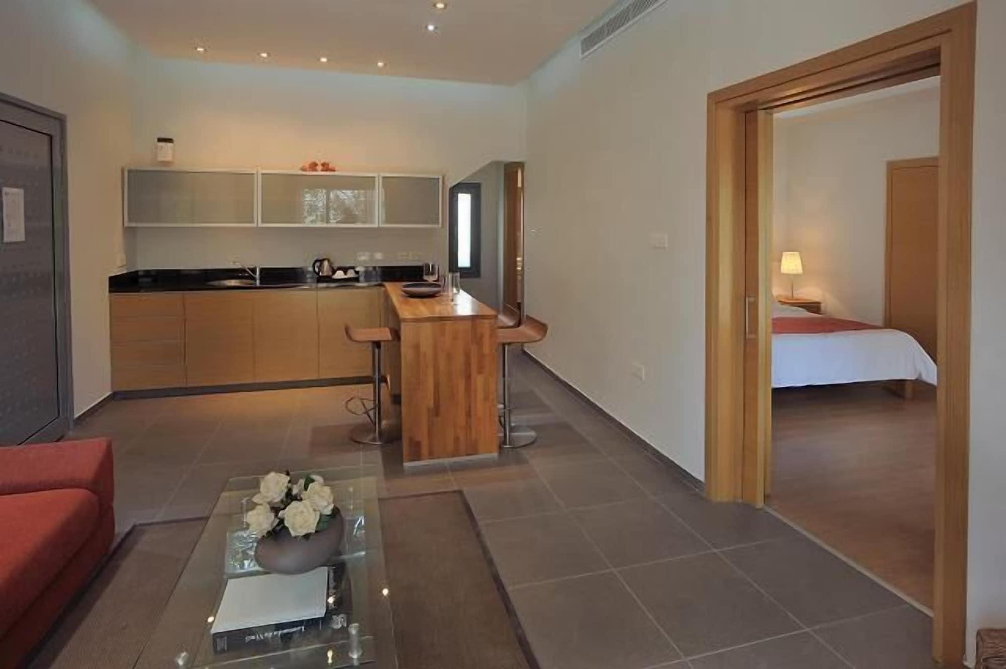 Otel E-hotel Larnaca & 4*